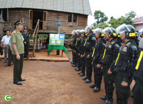 Đồng chí Trần Đại Quang và cán bộ, chiến sỹ Trung đoàn Cảnh sát cơ động miền Trung và Tây Nguyên trong chuyến kiểm tra công tác đảm bảo an ninh-trật tự tại Tây Nguyên tháng 8/2010